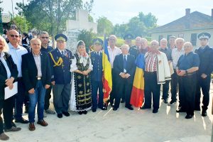 Read more about the article „Flori pentru eroi” – o autentică lecţie de istorie la Cinciş-Cerna