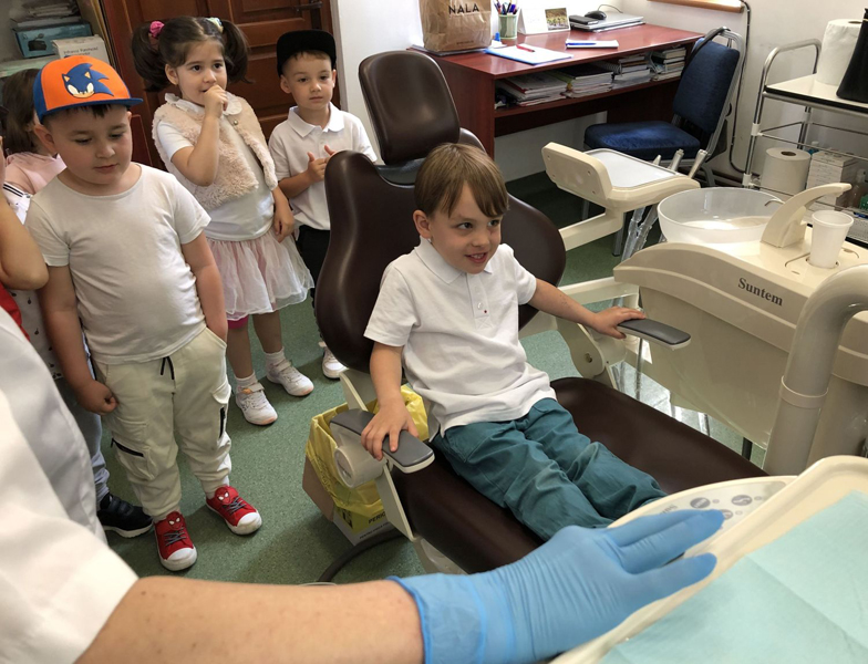 Read more about the article Prima vizită la dentist – cu colegii de grădiniță!