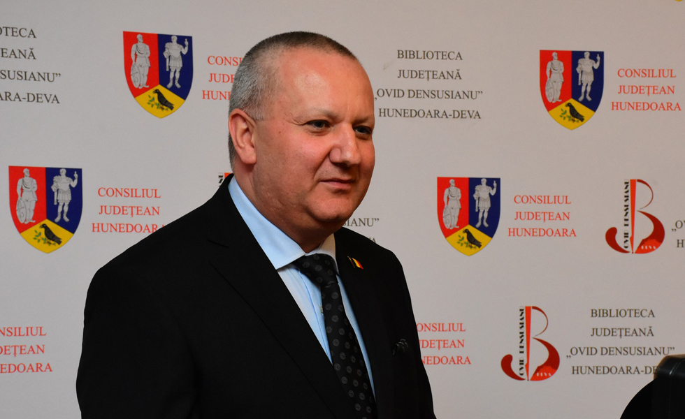 Read more about the article Sebastian Bara, managerul Bibliotecii Județene „Ovid Densusianu”, ales președinte interimar al Comisiei managerilor de biblioteci județene din România