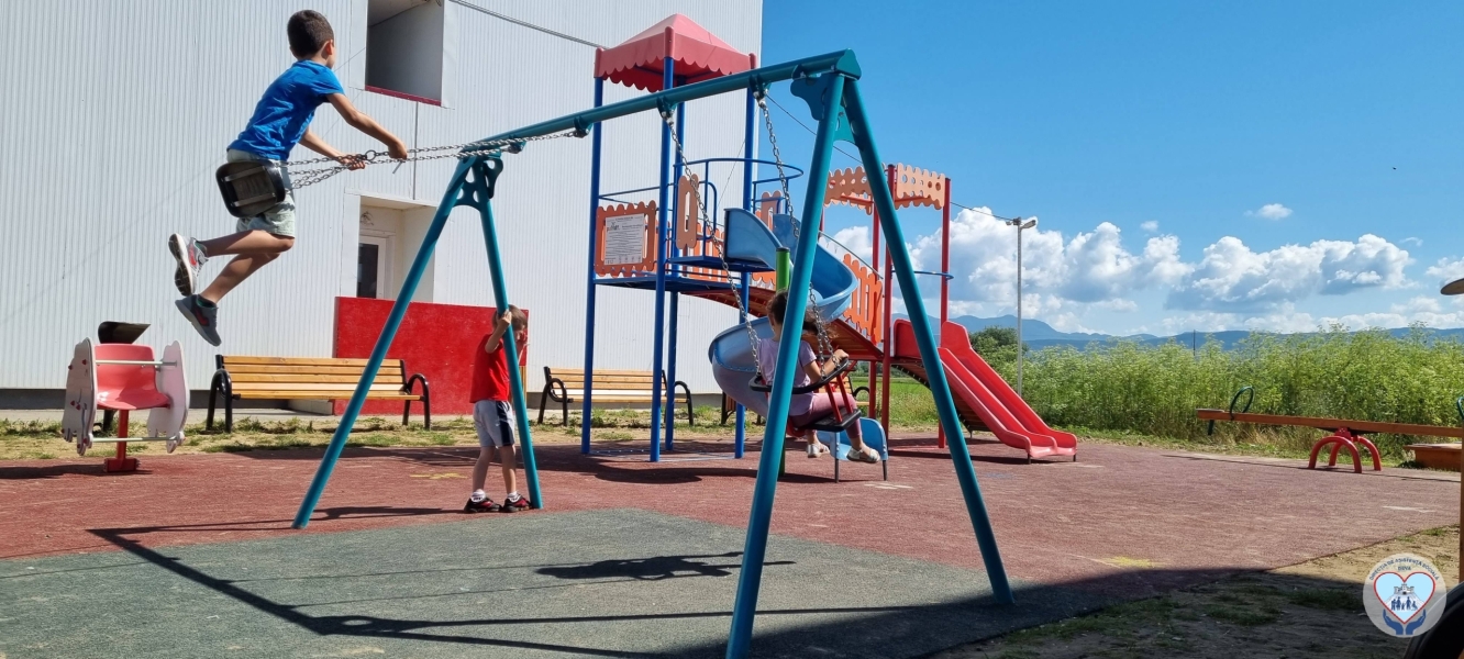 Read more about the article Bucurie pentru copiii din cartierul Grigorescu. S-au încheiat lucrările de amenajare a locului de joacă!