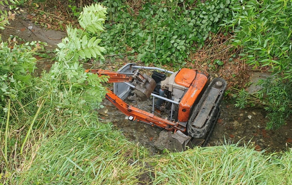 Read more about the article Petroșani: șoferul unui mini-excavator a pierdut controlul acestuia și s-a răsturnat în șanț