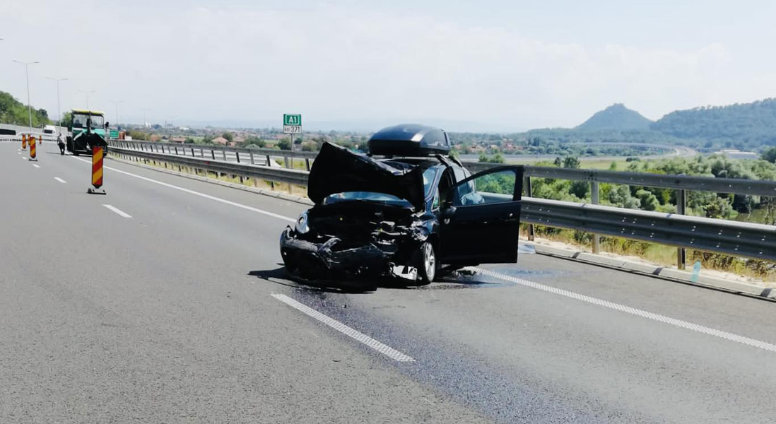 Read more about the article Accident pe A1. Un autoturism a intrat în parapetul lateral