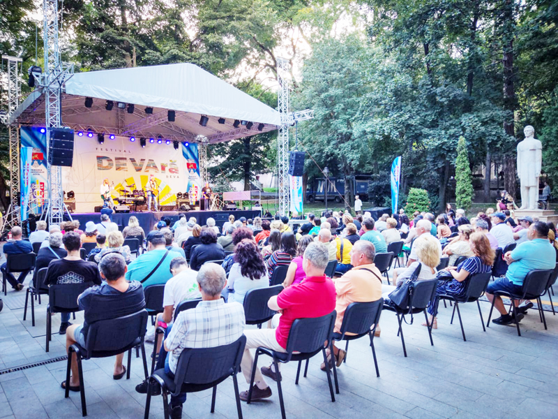 Read more about the article Festivalul DEVAră – o reuşită care merită continuată