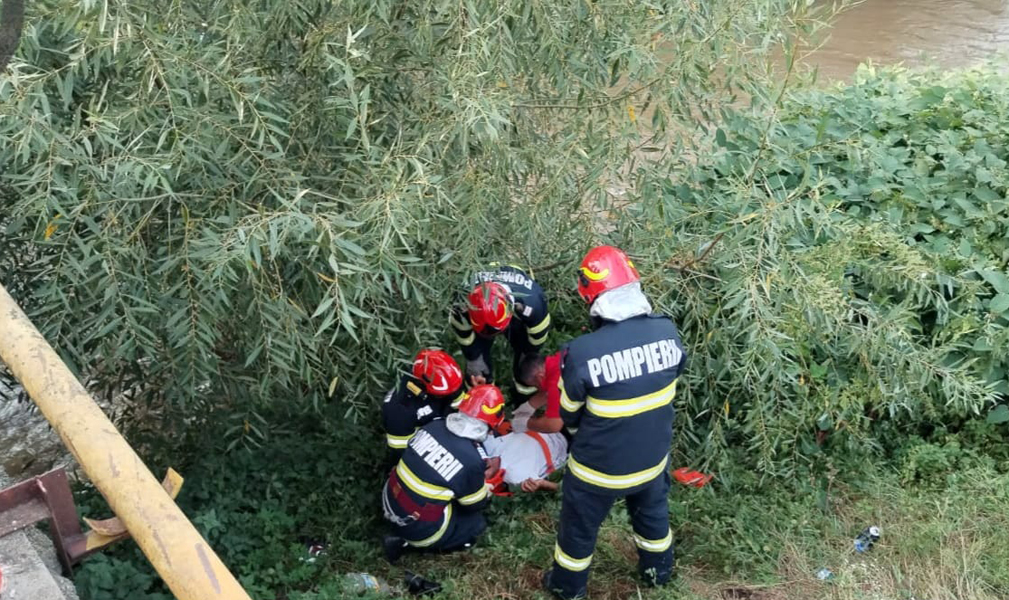 Read more about the article ORĂŞTIE: Un localnic de 52 de ani a ajuns la spital, după ce a căzut de la 5 metri, de pe un pod