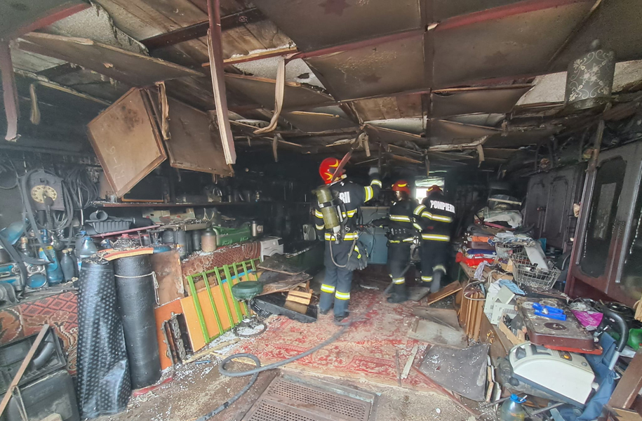 Read more about the article Incendiu violent, într-un garaj din municipiul Vulcan