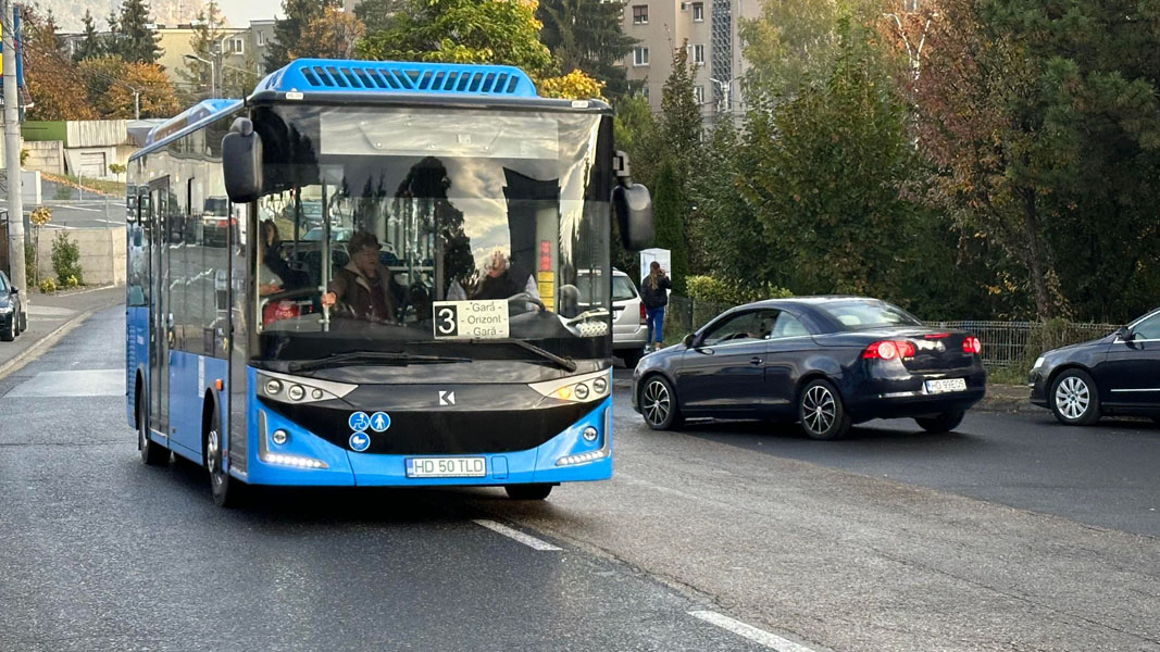 Read more about the article Primele autobuze electrice circulă deja pe străzile Devei