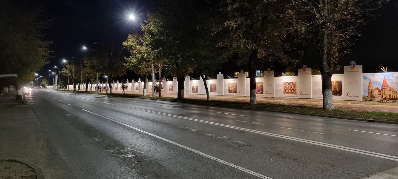 Read more about the article „Drumul Corvinilor”, expoziţia în aer liber de pe b-dul Traian din Hunedoara, s-a extins cu încă 43 de panouri