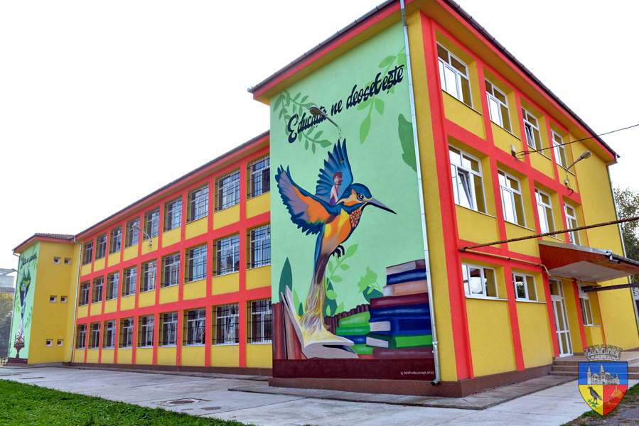 Read more about the article HUNEDOARA: Încă o şcoală a devenit şi mai frumoasă datorită picturilor murale de mari dimensiuni