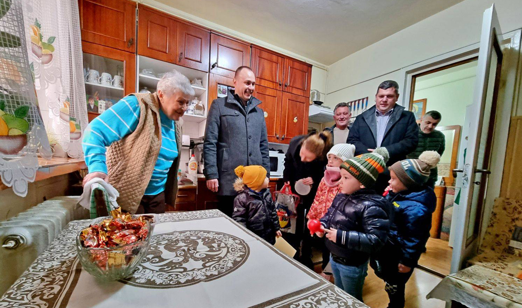 Read more about the article Nepoţi de Crăciun pentru bunicii singuri! DAS Deva şi Grădiniţa PP7 au colindat persoanele vârstnice