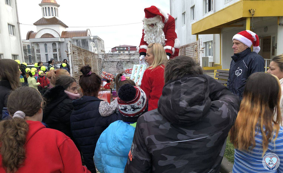 Read more about the article Moş Crăciun împarte daruri cu bucurie în comunităţile defavorizate