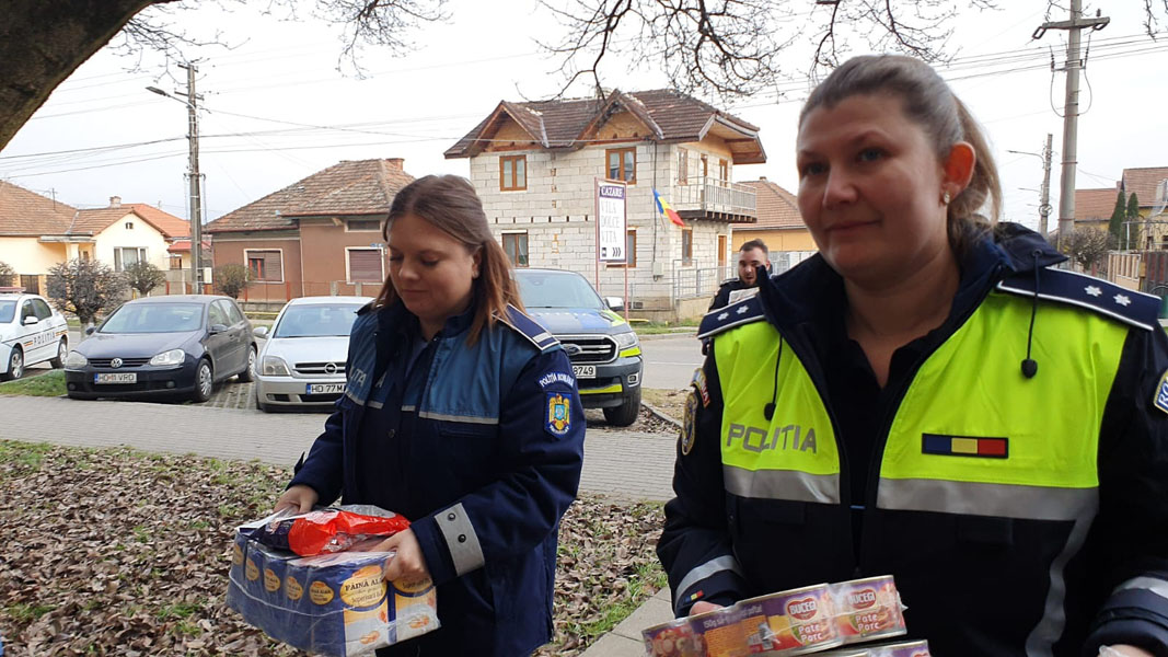 Read more about the article În săptămâna premergătoare Naşterii Domnului, poliţiştii hunedoreni sunt alături de o familie, victimă a violenţei domestice