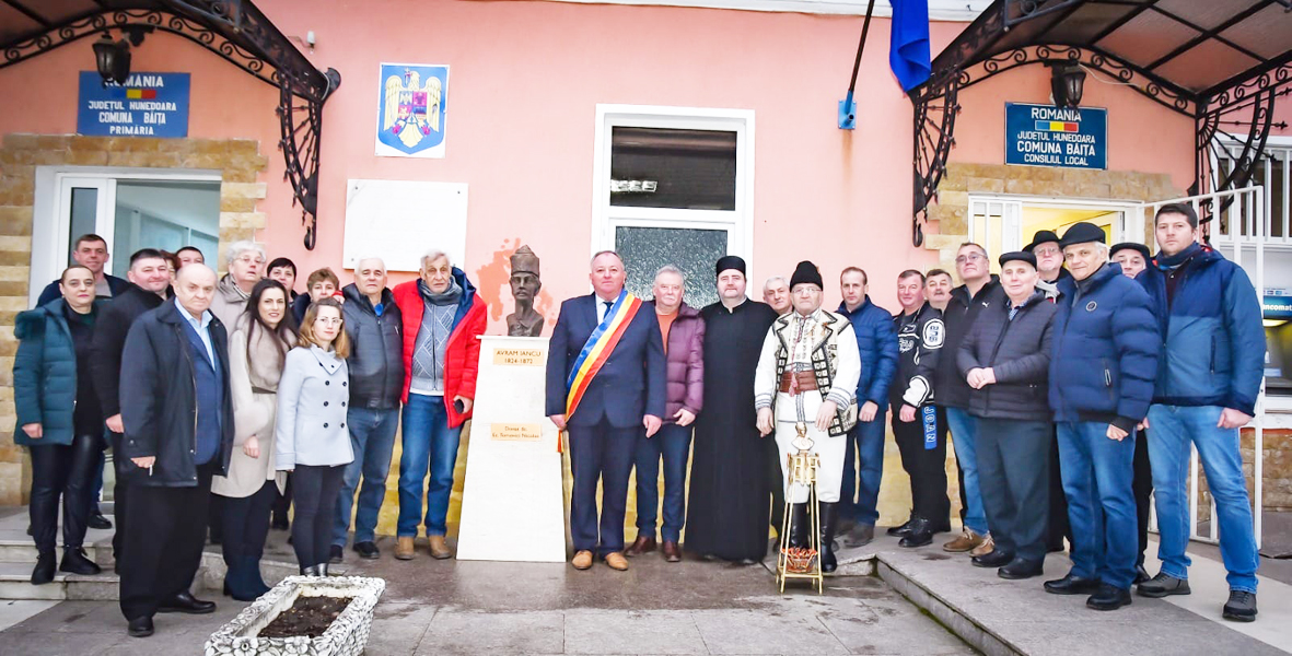Read more about the article Băiţa:  Bustul eroului naţional Avram Iancu, dezvelit la sediul Primăriei