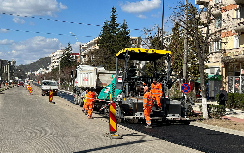 Read more about the article Se toarnă asfaltul nou pe Bulevardul 22 Decembrie!