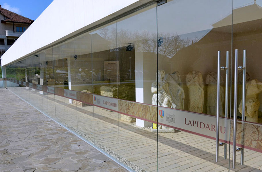Read more about the article Se redeschide expoziția ”LAPIDARIUM”, aflată în curtea exterioară din spatele Palatului Magna Curia Deva