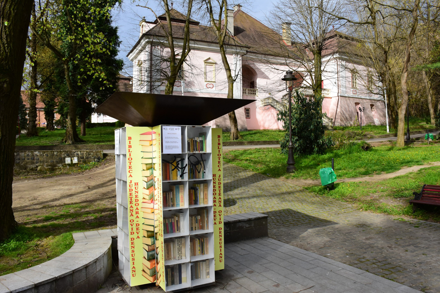 Read more about the article DEVA: Minibibliotecile din oraş au fost renovate şi aprovizionate cu cărţi