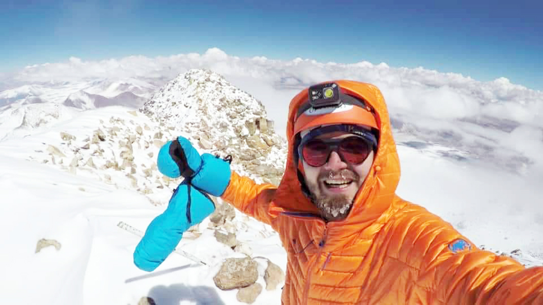 Read more about the article Alpinistul Adrian Ahriţculesei a plecat în expediţie pe Everest