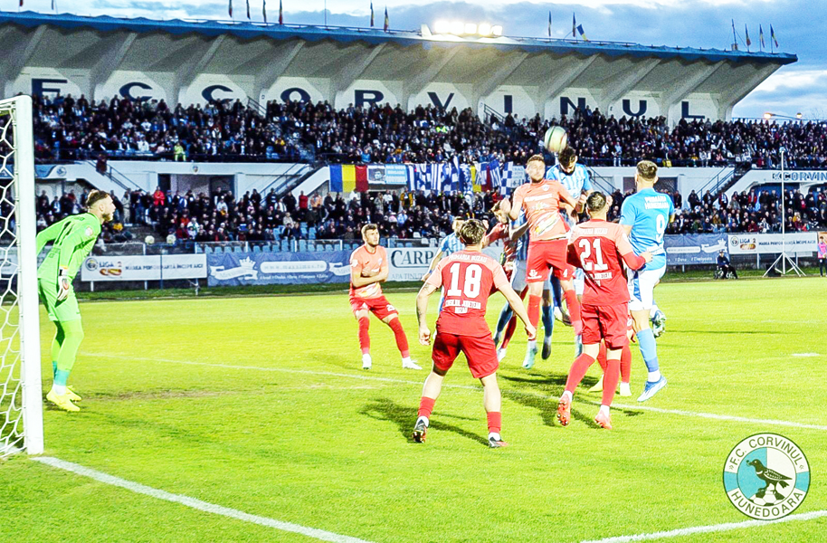 Read more about the article Fotbal: Corvinul joacă semifinala în Cupa României. Adrian Mutu a demisionat de la CFR Cluj după meci