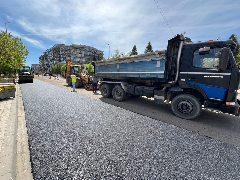 Read more about the article Continuă lucrările de asfaltare, reparații străzi și trotuare din municipiul Deva!