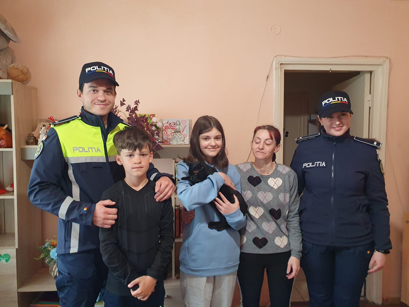 Read more about the article Poliţiştii hunedoreni au venit în ajutorul unei mame cu doi copii, victimă a violenţei domestice