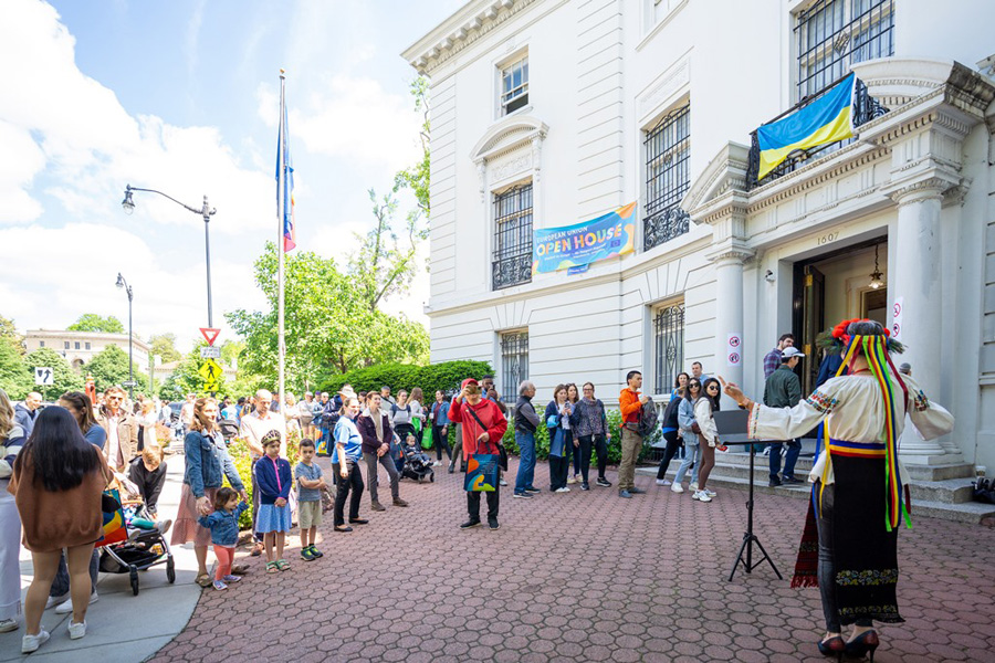 Read more about the article Mii de americani au vizitat Ambasada României din Washington, cu ocazia Zilei Porților Deschise, interesați de obiectivele turistice, tradițiile culturale și istoria țării noastre