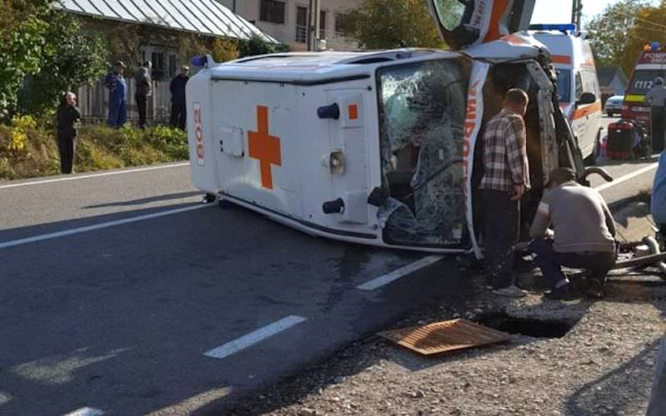 Read more about the article Patru persoane au ajuns la spital după ce ambulanţa privată în care se aflau s-a răsturnat