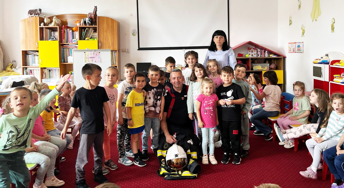 Read more about the article Pompierii din Orăştie, alături de copiii Grădiniţei “Căsuţa cu poveşti”