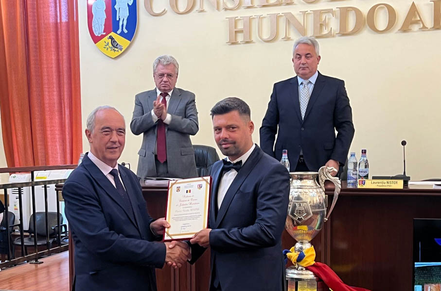 Read more about the article Corvinul Hunedoara, de astăzi, „un județ, o comunitate, o echipă”!