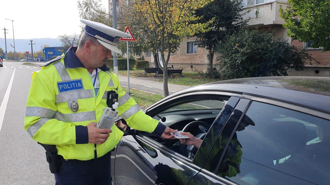 Read more about the article Acțiuni de prevenire a accidentelor rutiere, organizate de polițiști, pe raza orașului Hațeg