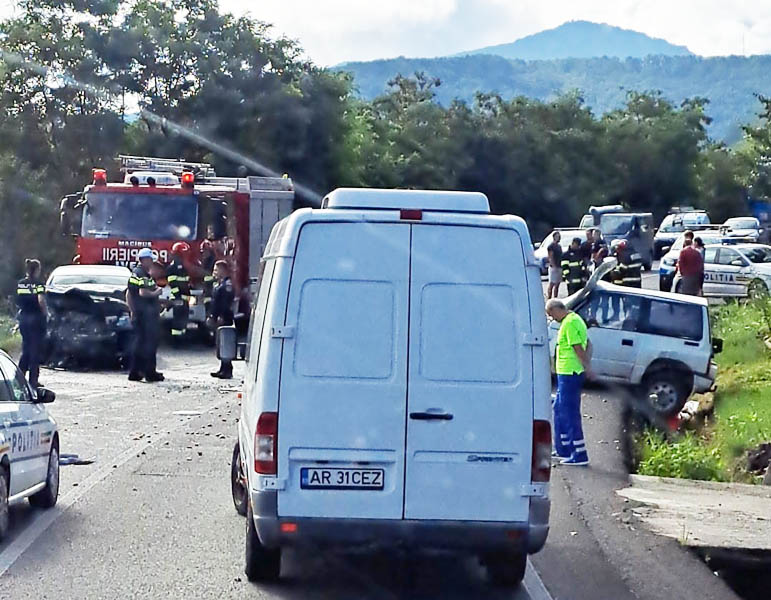 Read more about the article Accident rutier la Veţel: trei persoane, dintre care un minor, au ajuns la spital