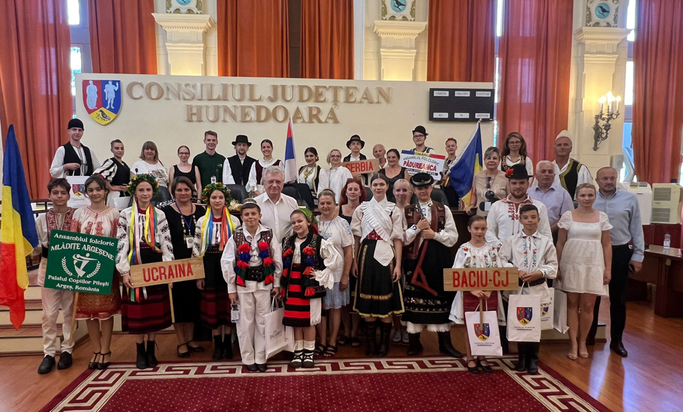 Read more about the article Primirea oficială a participanţilor la Festivalul Internațional de Folclor „Carpatica”, la Consiliul Judeţean
