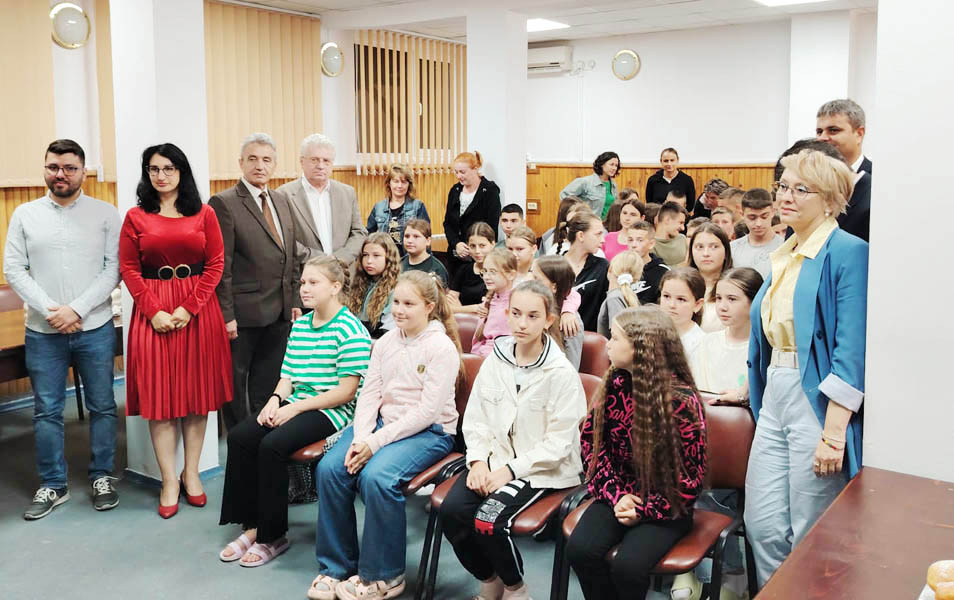 Read more about the article Cinci sute de copii din diaspora şi regiunile istorice vizitează judeţul Hunedoara