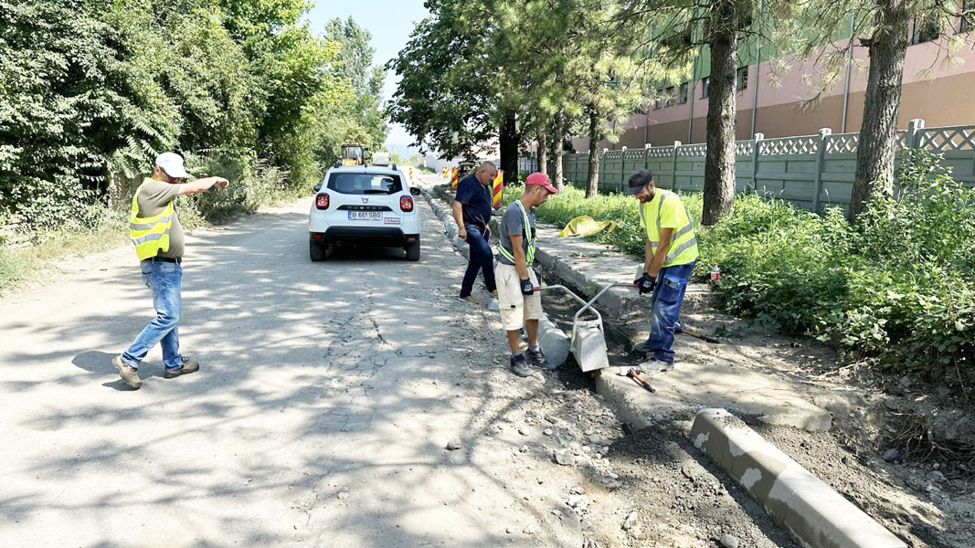 Read more about the article Lucrările de asfaltare, reparații străzi și trotuare din municipiul Deva continuă!