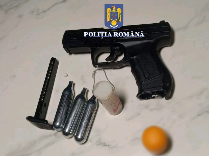 Read more about the article ARME ȘI MUNIȚIE RIDICATE DE POLIȚIȘTI ÎN URMA UNEI PERCHEZIȚII