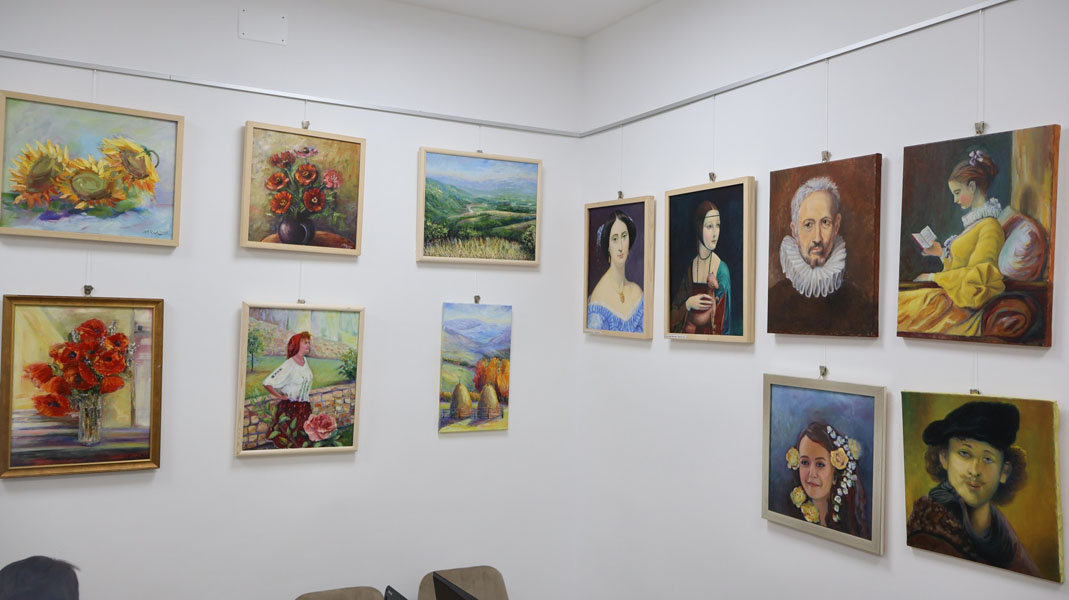 Read more about the article Prima expoziție personală de pictură semnată Stela-Marinela Radu, membră a Clubului de Arte Plastice „Curcubeu”