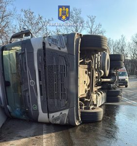 Read more about the article O autoutilitară cu remorcă s-a răsturnat pe DN 66, în zona oraşului Haţeg. Şoferul a ajuns la spital