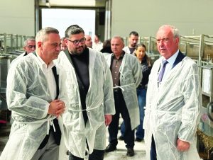 Read more about the article Ministrul agriculturii, în vizită la Fermele ADO din Peşteana