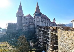 Read more about the article Se reface podul Castelului Corvinilor. Obiectivul turistic nu va putea fi vizitat în perioada 18 – 24 martie 2025