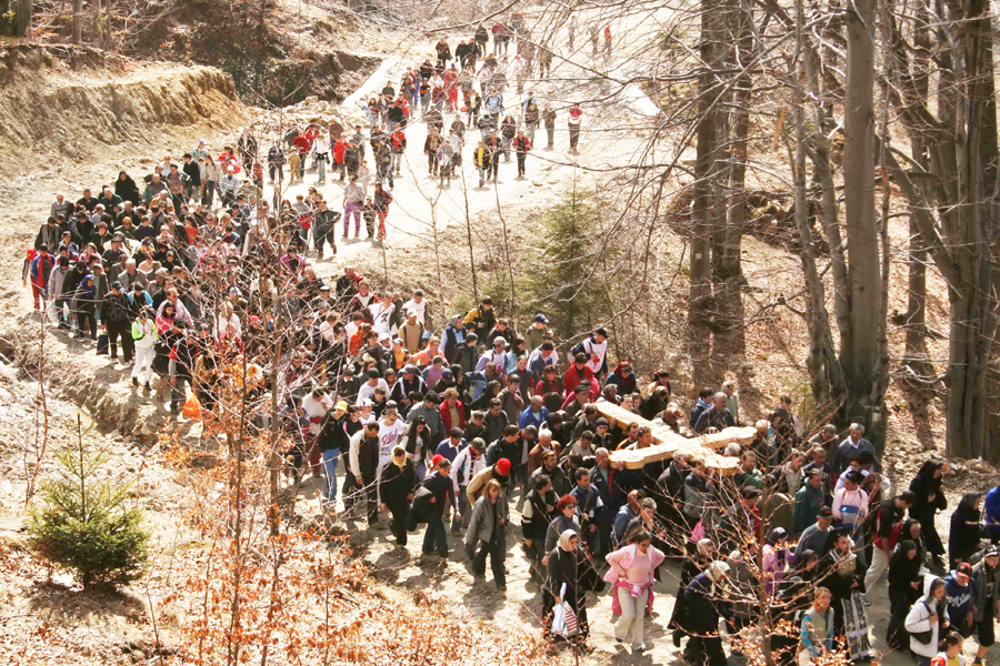 Read more about the article Credincioșii, invitați la procesiunea „Drumul Crucii” din Lupeni, una dintre cele mai lungi din România