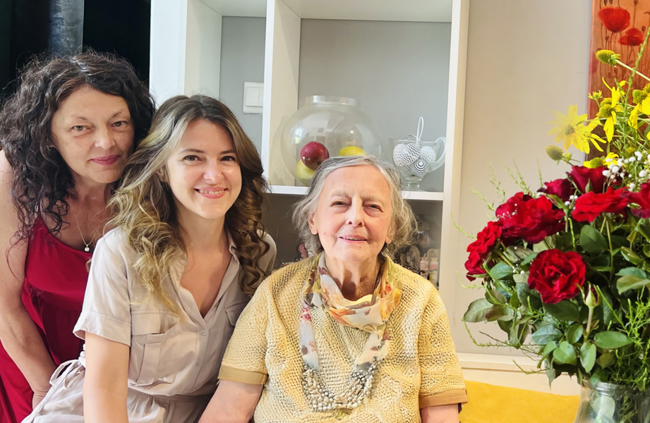 Read more about the article Trei generații de pictorițe, în expoziție la Biblioteca UPT