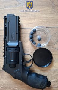 Read more about the article Arma neletală deținută ilegal, descoperită de polițiștii hunedoreni în cadrul unei acțiuni, pe raza orașului Simeria