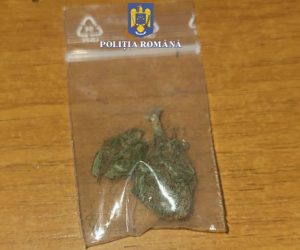 Read more about the article Descoperire de substanțe interzise, în urma unui control efectuat de polițiști într-un bar din comuna Ilia