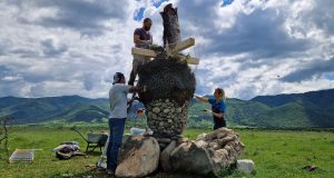 Read more about the article Geoparcul Țara Hațegului devine un spațiu de creație care aduce împreună între știința, arta și comunitatea