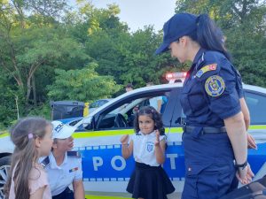 Read more about the article ZÂMBETE DIN PARTEA POLIȚIȘTILOR, PENTRU O FETIȚĂ DE CINCI ANI