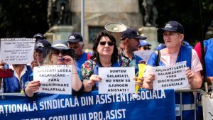 Read more about the article Protestele salariaţilor din instuţiile Ministerului Muncii