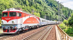 Read more about the article Trenul Oradea-Constanța a pierdut în mers două vagoane, în apropiere de Petroșani