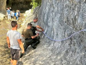 Read more about the article Cheile Băniței – mai sigure pentru turiști! A fost montat un nou cablu de sprijin