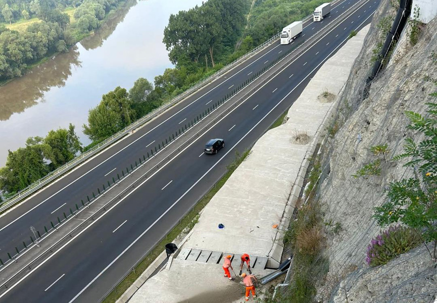 Read more about the article Atenţie, şoferi! Restricţii de circulaţie pe A1, la Șoimuș, în zona “Dealului Liliecilor”