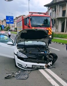 Read more about the article Accident rutier la Hațeg: două persoane rănite după coliziunea dintre o autocisternă și un autoturism