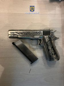 Read more about the article PERCHEZIȚIE LA PETROȘANI: ARME NELETALE ȘI MUNIȚIE DESCOPERITE DE POLIȚIȘTI
