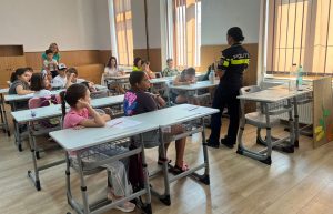 Read more about the article Activitate educativă în Deva: Polițiștii au vorbit copiilor despre discriminare și bullying
